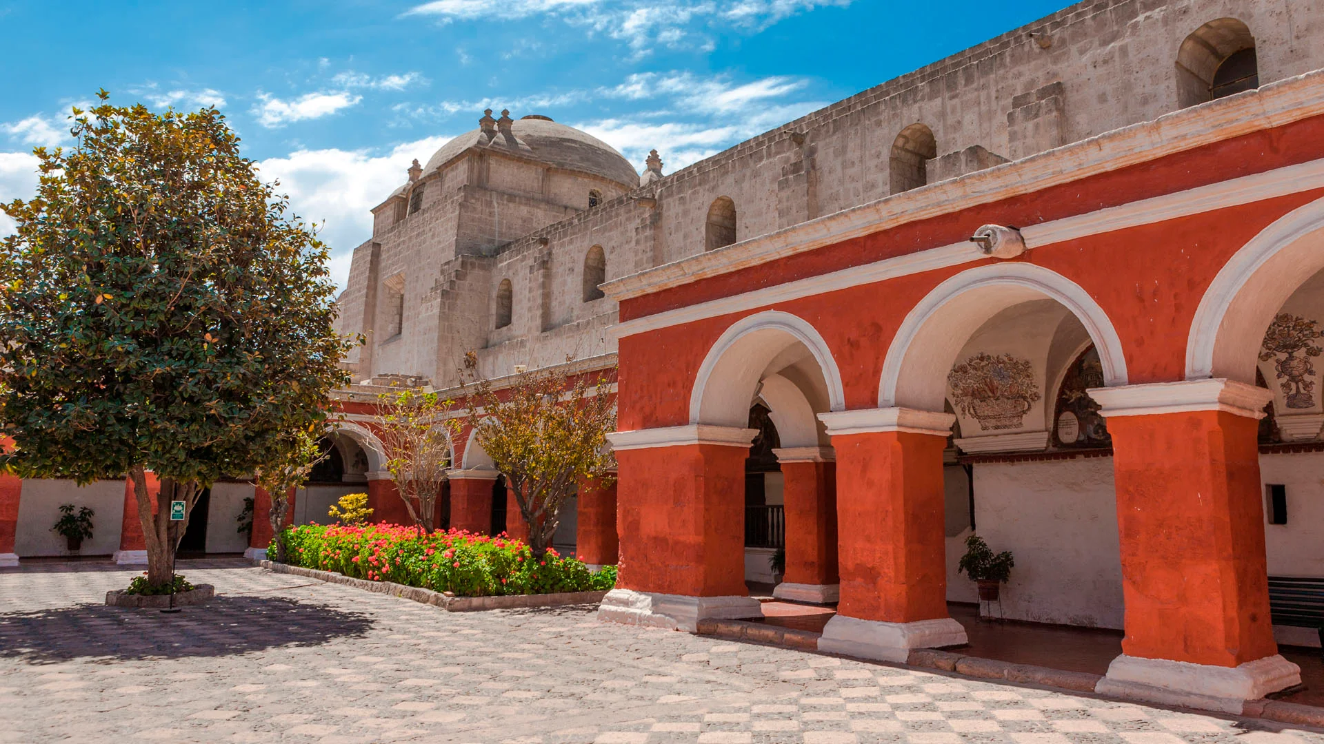 Monasterios Coloniales y Monumentos Históricos - 1